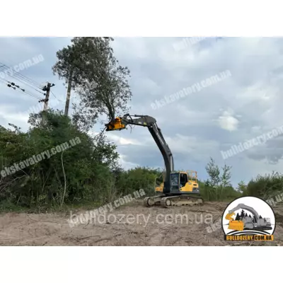 Гусеничний екскаватор Volvo 300 для розліснення дерев. Викорчовувач дерев.